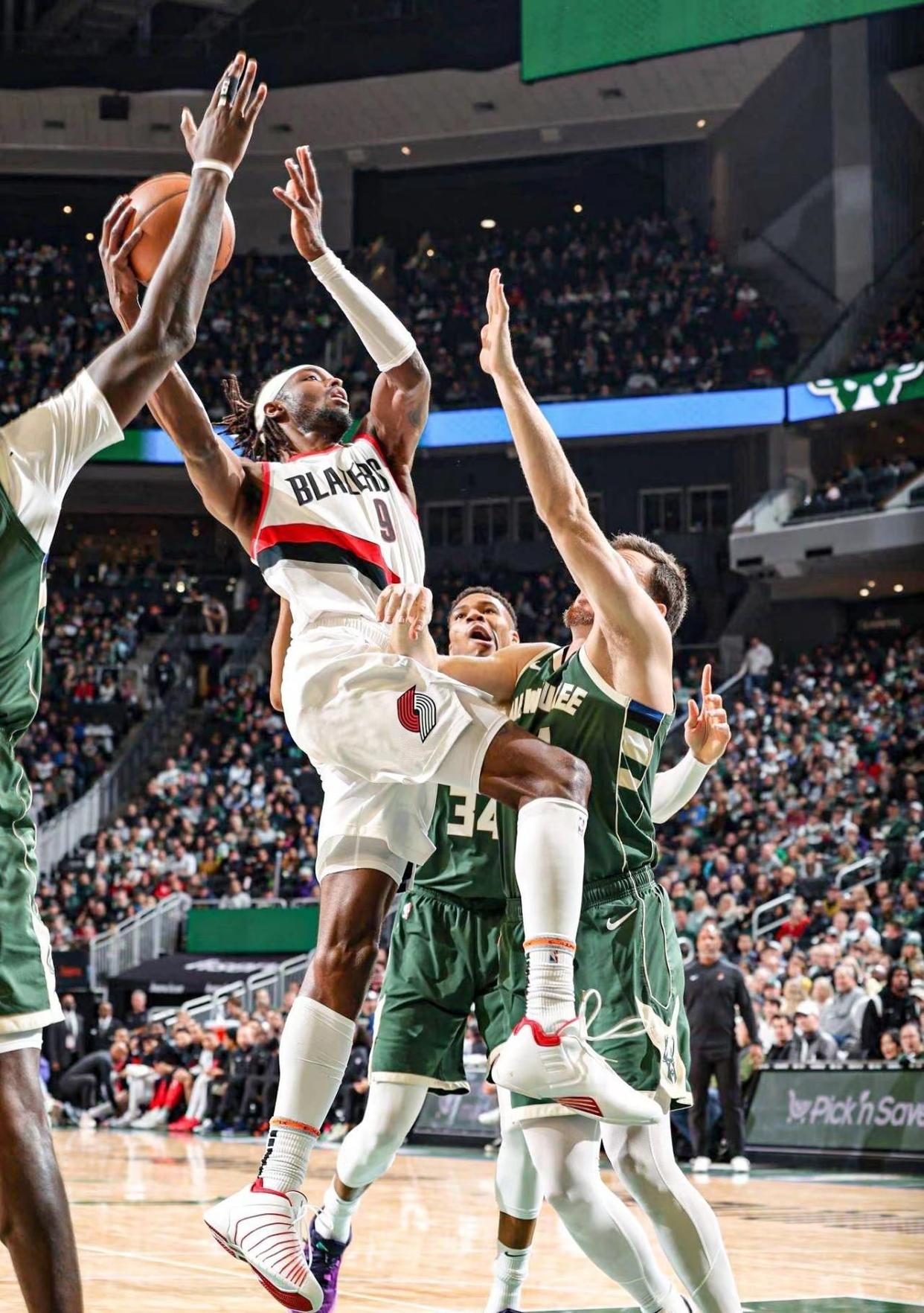 字母哥关键节点逆转，DWG带队取胜！(nba历史上在最后一节35秒连拿13分)